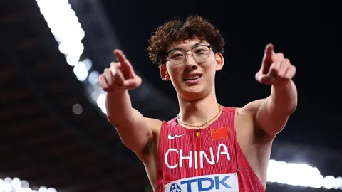 字母哥斥责斯图尔特恶意犯规：非篮球之举，裁判驱逐正当合理