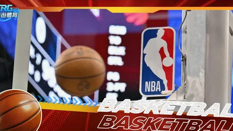 托雷斯激情飞吻：与鲨鱼群亲密互动，大家好！🦈😘